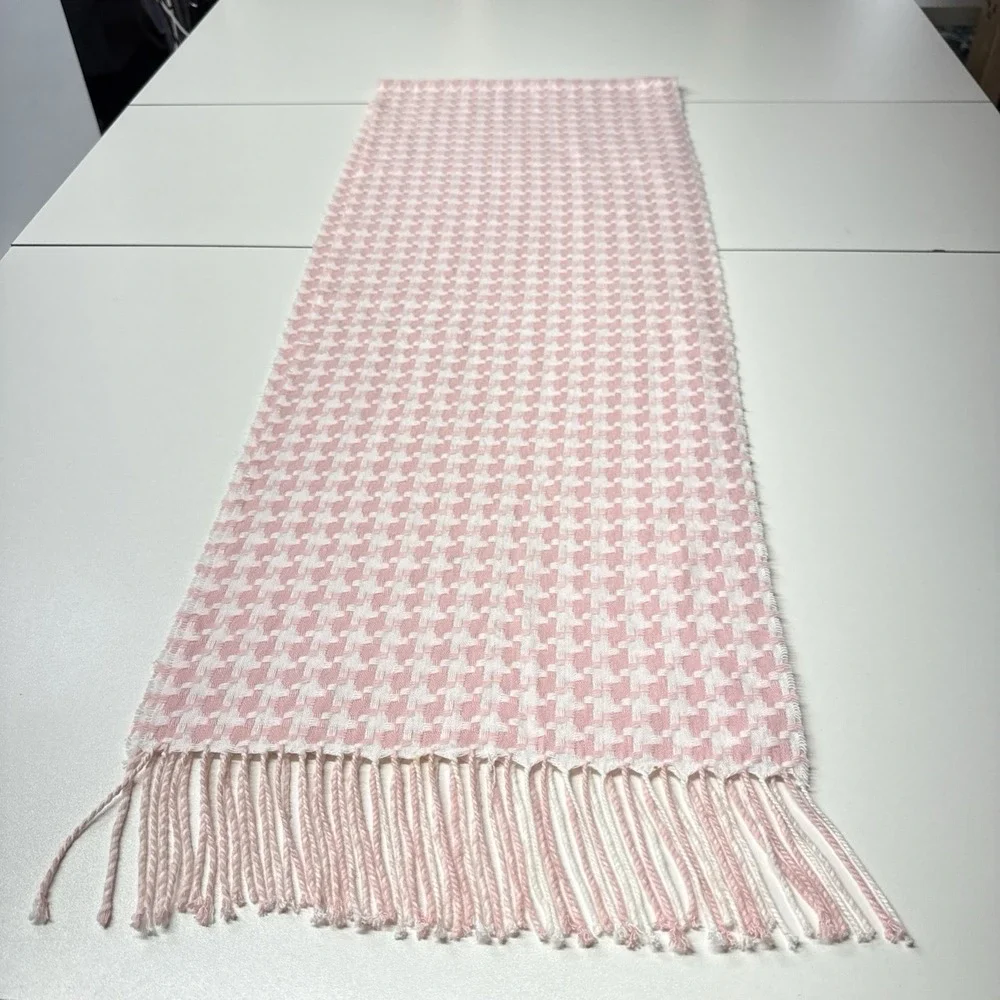 100% Cashmere scarfs it